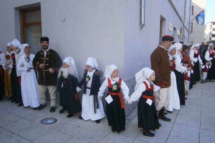 Na mladima i najmlađima ostaje i svijet i običaj! / Snimio Franjo DERANJA