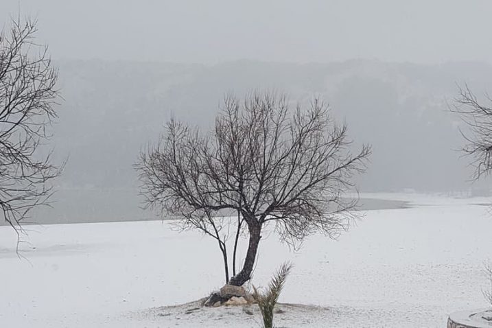 Rajska plaža pod bijelim pokrivačem