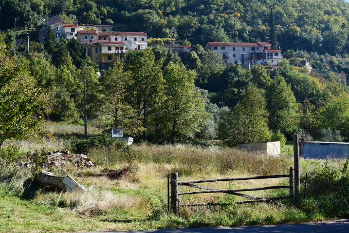 Teren na kojem će niknuti zgrada dječjeg vrtića i na sljedećoj slici kompjutorski prikaz buduće zgrade / Snimio Marin ANIČIĆ