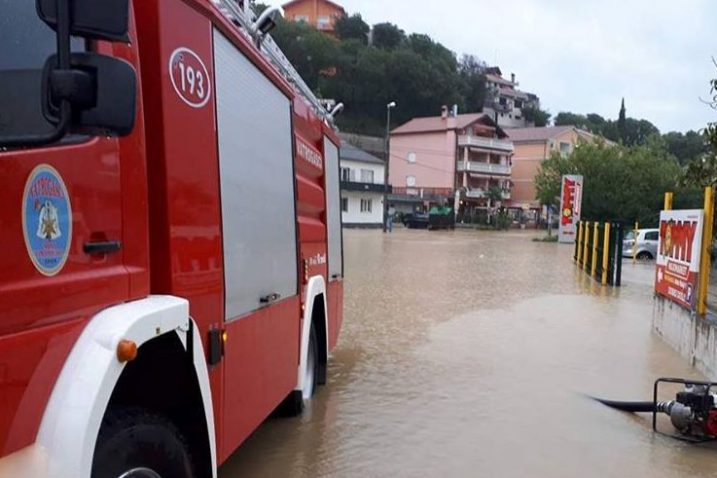 Nevrijeme je u Novome najviše ugrozilo trgovačke centre Tommy i Plodine / Foto DVD S. MARINO