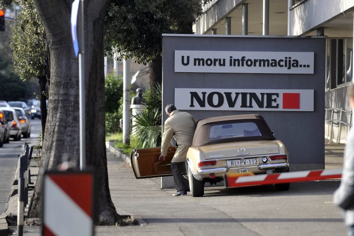 Serija prati odnose u redakciji utjecajnog lista, a govori o utjecajima moćnika na medije