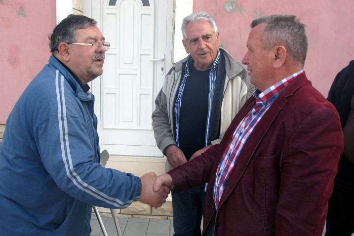 Mile Dadaković Jastreb s Lukom Mitrovićem i Petrom Duvnjakom – susret ratnika i novinara u Novigradu