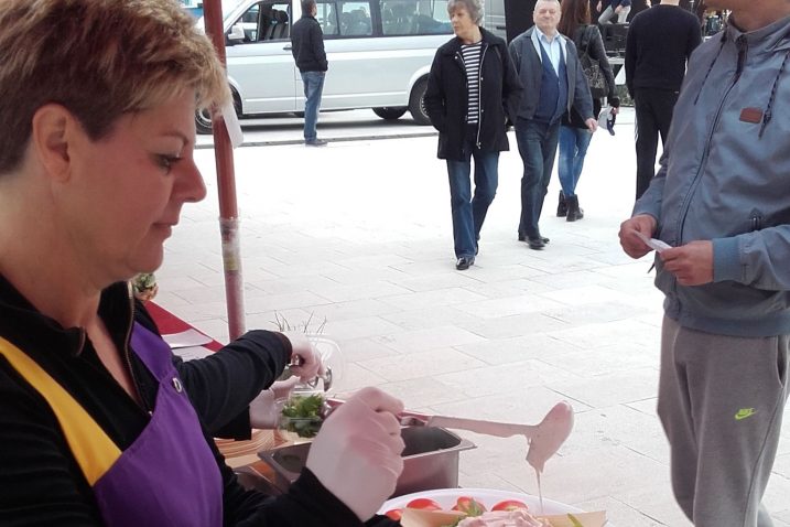 Prodalo se petsto salata, najviše one s mariniranim kozicama iz woka / Snimio Anto RAVLIĆ