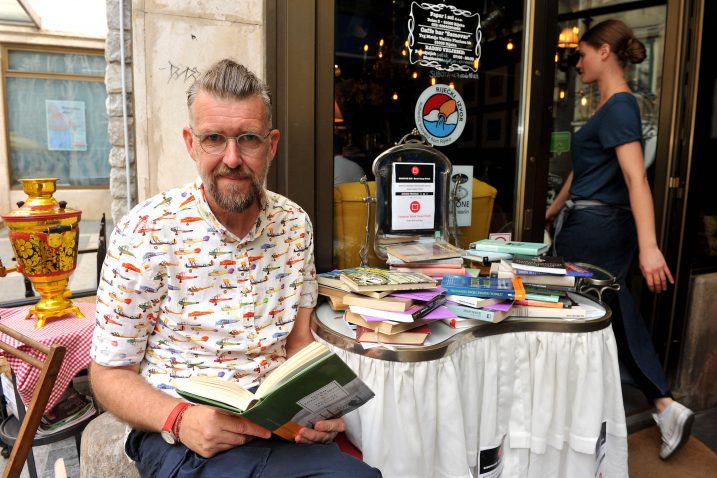 Priliku za dijeljenje knjiga ispred kafića Samovar Riječani će imati sve do 1. rujna - Branko Metzger-Šober / Foto Sergej Drechsler