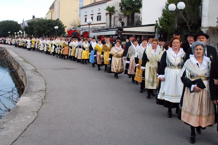 Kako i priliči bodulskome velikom piru – sudionici Dubašljanskih kolejana okupljeni na malinskarskoj rivi / Foto: Mladen TRINAJSTIĆ