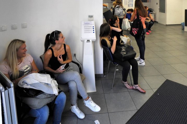 Nakon četiri dana natezanja jučer konačno počela prodaja povlaštenih karata / Snimio Damir. ŠKOMRLJ