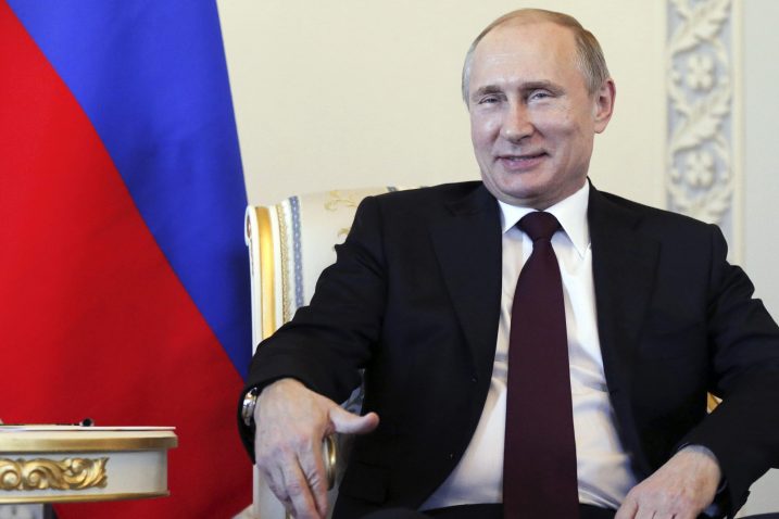 Putin je slušao Atambajeva smješkajući se i kimajući glavom, a zatim je dodao: Bilo bi dosadno bez tračeva / Reuters