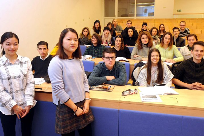 Polaznici uče kineski, a nastavnice Yu Xiaoli i Huang Junjie iz Kine, hrvatski jezik / Foto Marko GRACIN