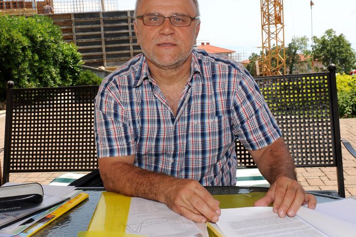 Nedžad Hodžić pred zgradom hrvatske Vlade javno će zatražiti da se krene rješavati njegov porezni dug koji je gotovo uništio njegovo poduzeće Hann-invest / Snimio Damir ŠKOMRLJ
