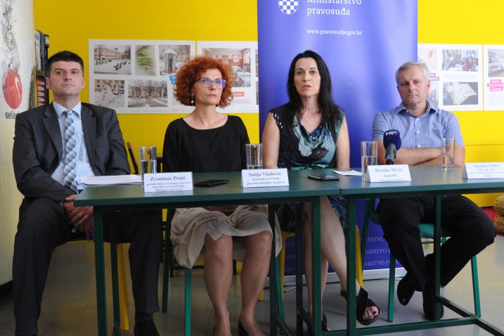 Zvonimir Penić, Sanja Vladović, Branka Mrzić Jagatić i Antonio Ćirko / Snimio Darko JELINEK   U Kaznionici i zatvoru u Požegi uređen je šareni dnevni boravak za susrete djece s majkama zatvorenicama  D. JELINEK