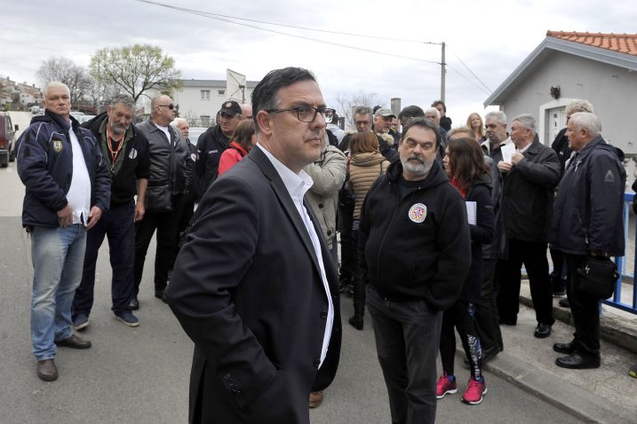 Thompson je pokrenuo novu sezonu političke sapunice u Kostreni koja s više-manje istim likovima i šablonama traje godinama / Foto Roni BRMALJ