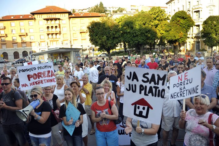 Prosvjednici su skandirali »Lopovi, lopovi« i »Izdaja, izdaja« / Snimio Roni BRMALJ