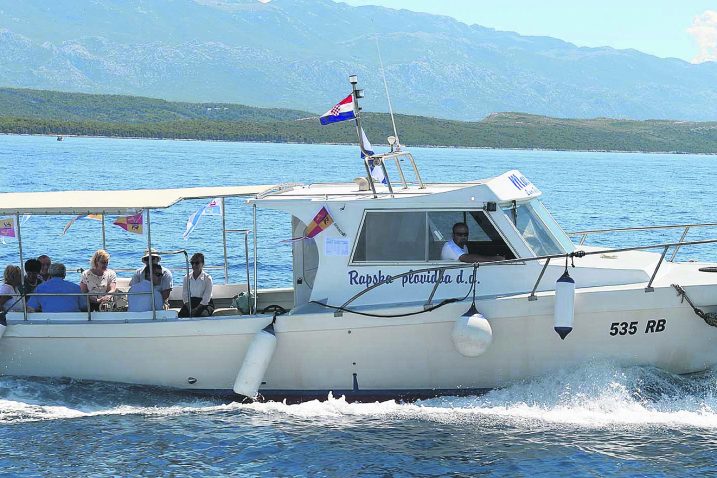 Brodicom »Maslina« za pola sata od Raba do Luna / snimio I. TOMIĆ