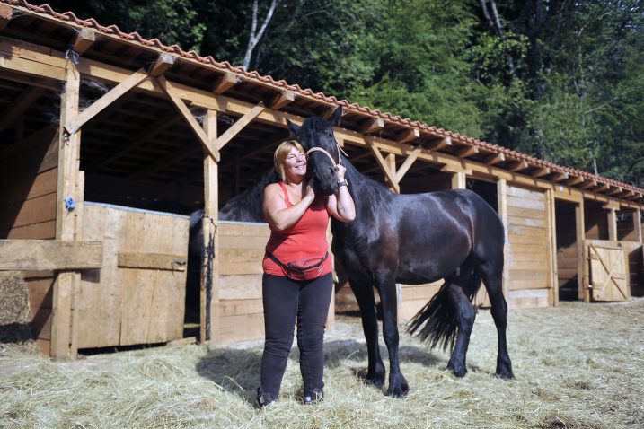 Klaudia Dokozić s jednim od sedam konja na ranču Anđeli nedaleko Bregi iznad Opatije / Foto Roni BRMALJ