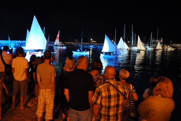 Noćno jedrenje starih guceva, pasara i batana – atrakcija u krčkoj luci / foto M. TRINAJSTIĆ