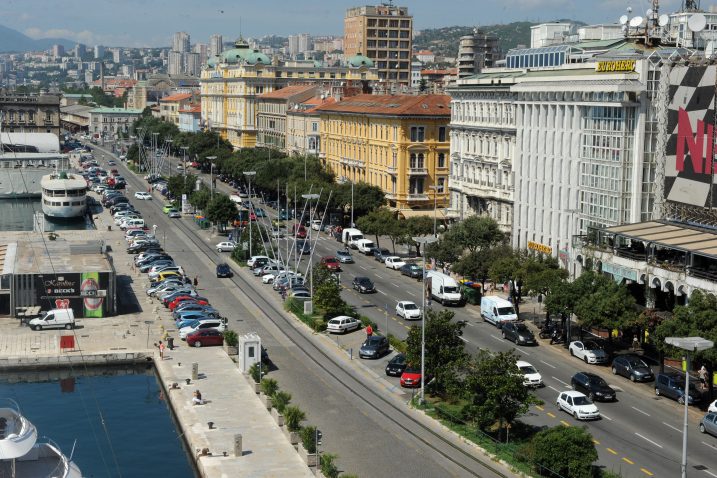 Riva će biti rekonstruirana u cijeloj širini,  od semafora na Trgu Žabica, do križanja s Henckeovom i ulicom Riva Boduli / Foto S. JEŽINA