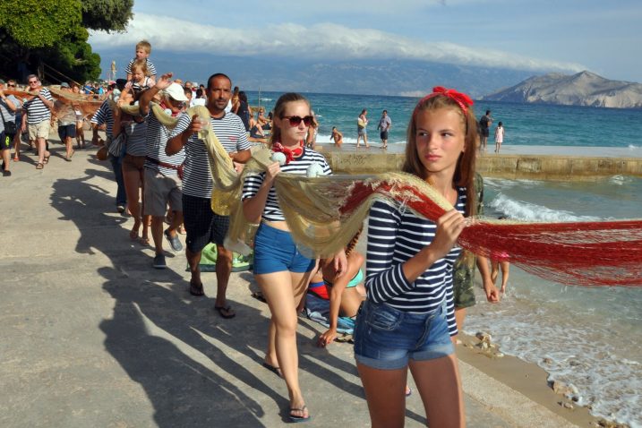 Ribarska povorka zbog vremenskih (ne)prilika ovog puta ipak nije mogla biti zaključena izvlačenjem mreže na Velu plažu / Foto Mladen Trinajstić