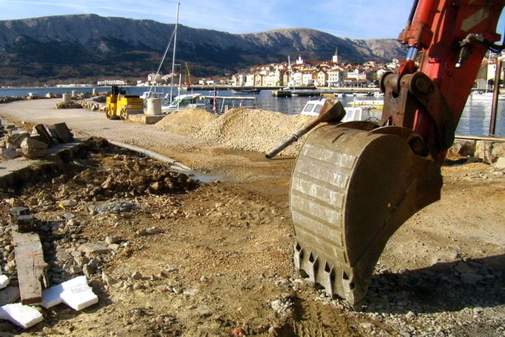 Bučna gradnja u sezoni, ali i prije i poslije sezone, u Baški će se ubuduće sankcionirati * Foto: M. TRINAJSTIĆ
