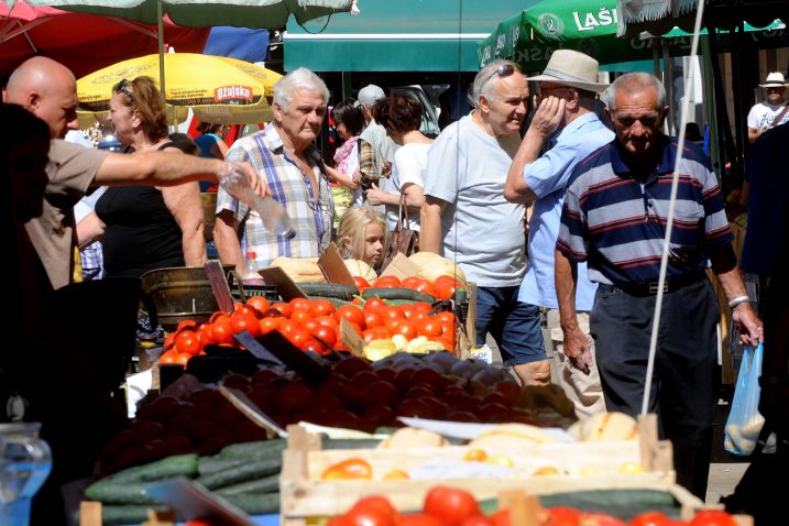 Ljeti je riječkom tržnicom u jednom danu znalo proći i do dvadeset tisuća kupaca / Foto Marko Gracin