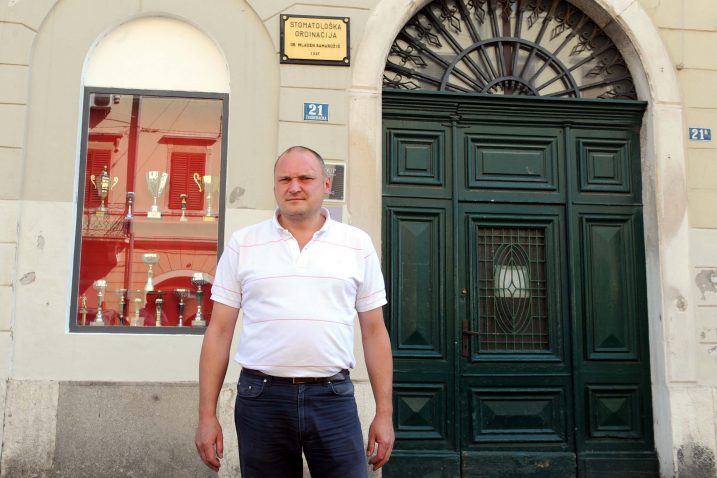 Vjerovao poslovnom čovjeku - Allen Puharispred stomatološke ordinacije lažnog posrednika Mčladena Samardžića / Foto Vedran KARUZA
