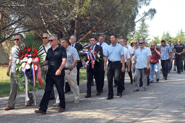 U povodu obljetnice jučer su položeni vijenci u Aleji branitelja na groblju Drenova / Snimio Sergej DRECHSLER