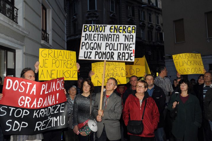 Prosvjednici naoružani transparentima pred upravnom zgradom Energa / Snimio Damir ŠKOMRLJ