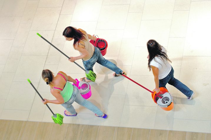 Metla je još uvijek dominantno ženski »alat« / Foto NL arhiva