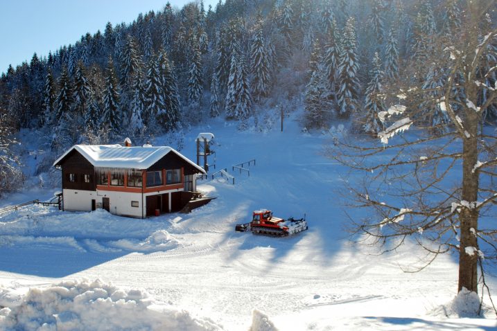 Ski centar u Tršću bez skijaša, Brvnara zatvorena / Nl arhiva