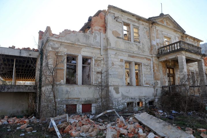 Ruševina nekadašnjeg hotela Neptun u Bakarcu / Foto: D. ŠKOMRLJ