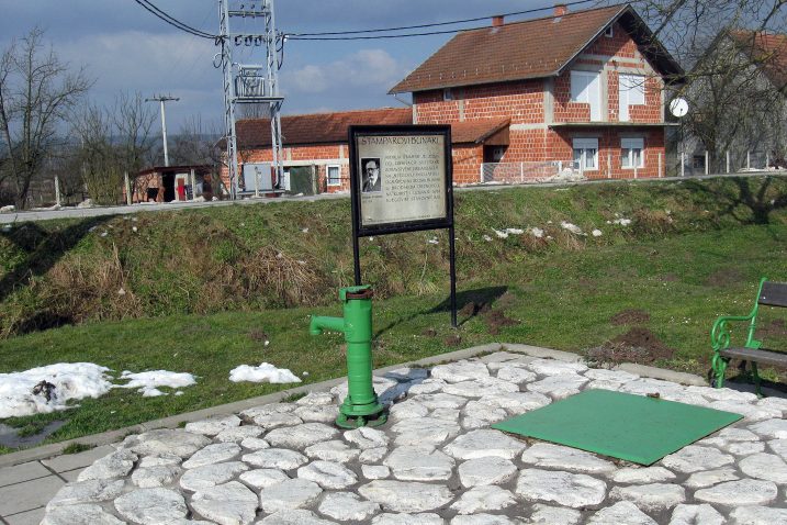 Visoki Andrijin bunar s kotačem je uklonjen, a  mještani su postavili novi s  benkovačkim kamenom / Foto D. KOVAČEVIĆ