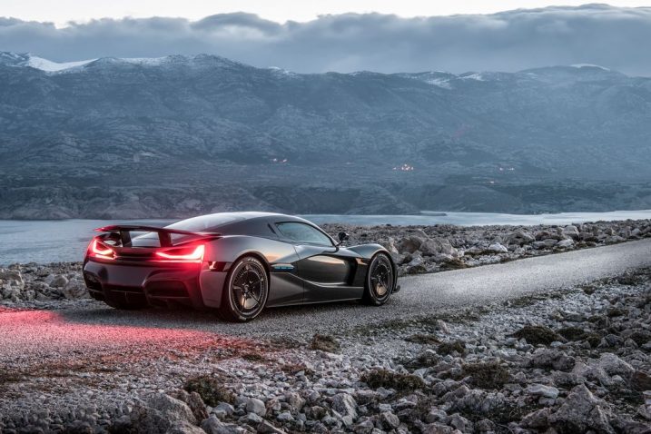 Kameni pejzaži Paga posebno dobro ističu brutalnost ultrabrzih automobila – Concept Two  / Foto RIMAC AUTOMOBILI PROMO