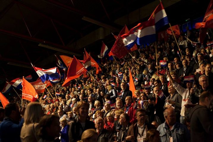 Mahanje hrvatskim barjacima u maniri Sanadera i klicanje »Hrvatska, Hrvatska«, podijelilo je mišljenja /Foto  D. LOVROVIĆ