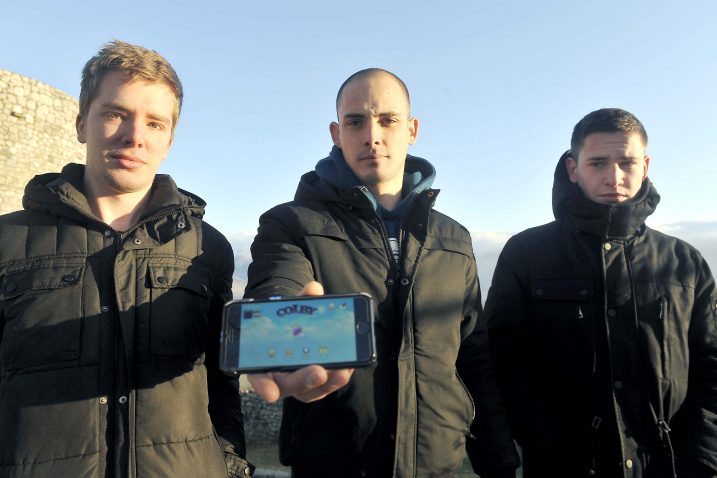 Igramo igre od malih nogu – Bruno, Paulo i Niko Šimac, sa svojom igrom, iznad Grobničkog polja / Foto Vedran KARUZA