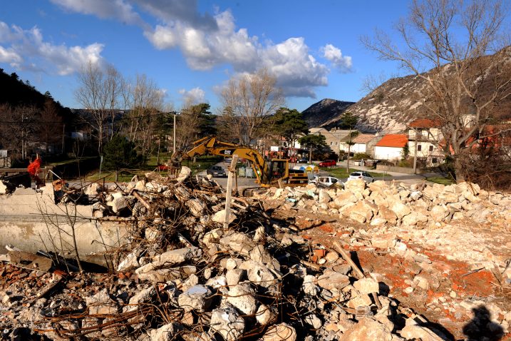 Ruševine Neptuna još raščišćavaju strojevi / Foto Marko GRACIN