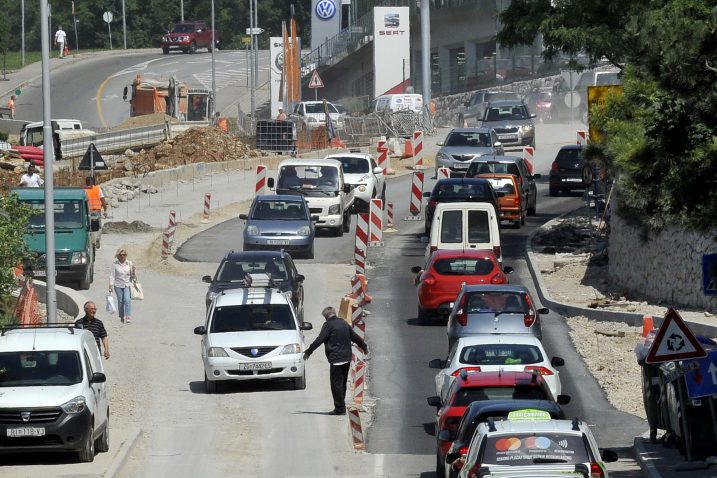 Odvijanje prometa izvođač je  morao koordinirati sa svojim radnicima i prilagođavati odvijanje radova prometu / Snimio Silvano JEŽINA