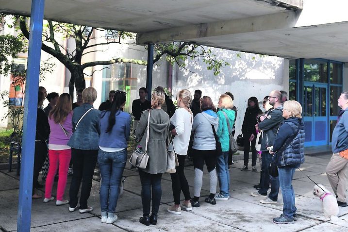 Roditelji učenika OŠ Kozala su se okupili nakon što su saznali da je osuđeni pedofil pušten na uvjetnu slobodu / Foto Ivica TOMIĆ