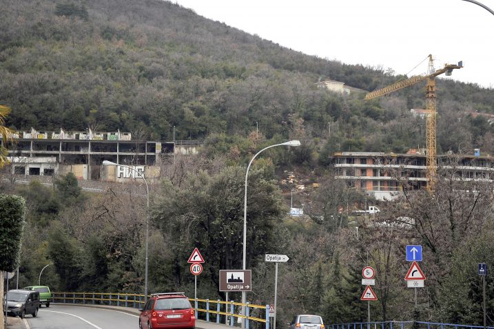 Pored dugogodišnjeg nedovršenog rugla iznad Nove ceste niče još jedna novogradnja / Foto Roni BRMALJ