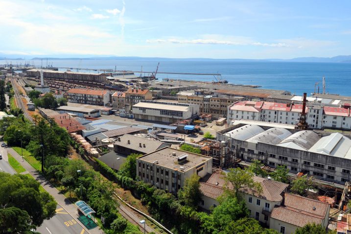 Napušteni industrijski pogoni i skladišta u Ulici Milutina Barača na Mlaci / Foto Vedran KARUZA