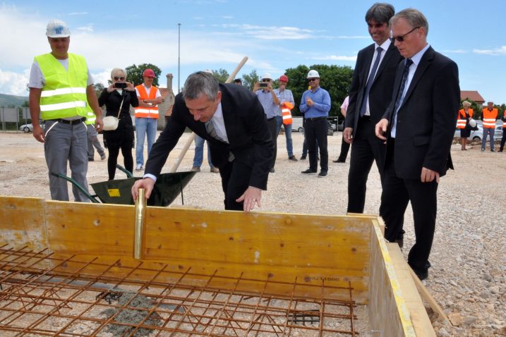 Ministar Predrag Štromar, u društvu Darija Vasilića i  Slavka Čukelja, polaže tuljac s poveljom o izgradnji u temelj budućeg objekta u kojem će svoj novi dom naći 30 krčkih obitelji / Snimio Mladen TRINAJSTIĆ