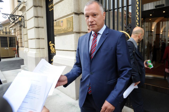 Hrvoje Burić dijelio deklaraciju pred saborom / Foto D. KOVAČEVIĆ