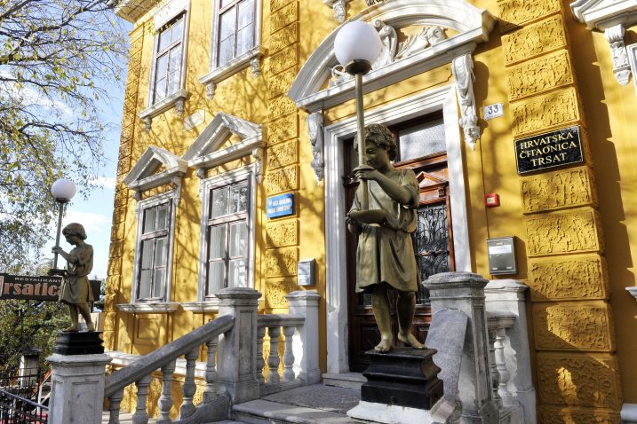Dom društva Hrvatska čitaonica Trsat, ili puno jednostavnije samo »čitaonica« – vrata Trsata / Foto Silvano JEŽINA