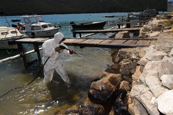 Sanacija i čišćenje obale, more i niza privezanih barki u luci Trget provodi se već četiri dana / Snimio Marin ANIČIĆ