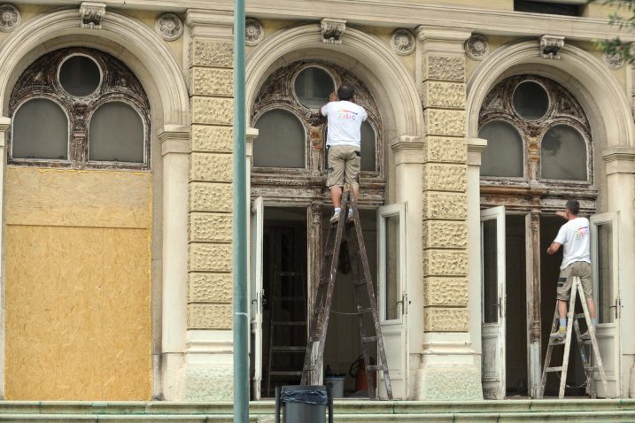 Promjena stolarije u prizemlju zgrade je u tijeku / Snimio Marko GRACIN