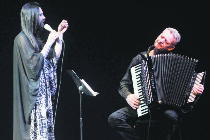 Božo Vrećo uz pratnju Mire Navračića na harmonici / Foto Roni BRMALJ