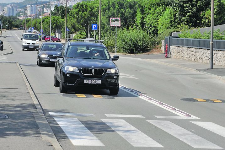 "Ležeći policajci" na frekventnoj kostrenskoj prometnici / Foto Damir Škomrlj