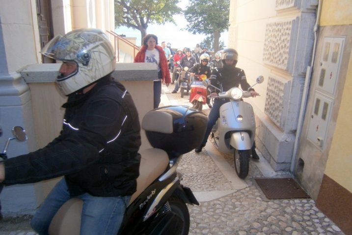 Defile vespi kroz novljanski najstariji dio gradske jezgre / Snimio Franjo Deranja