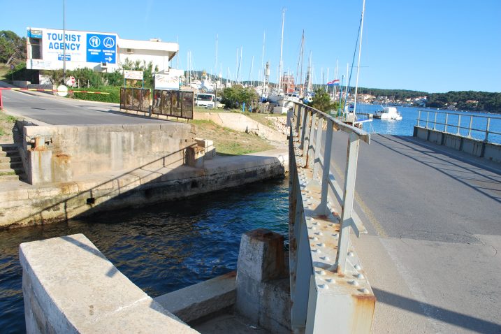 Od 15. studenoga 2014. godine zakretanje mosta Privlaka nije moguće zbog kvara / Foto Slađana VIGNJEVIĆ