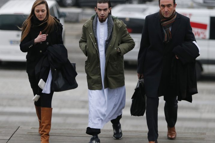 Pripadnik organizacije Sharia4Belgium Michael Delefortrie s odvjetnikom / Reuters