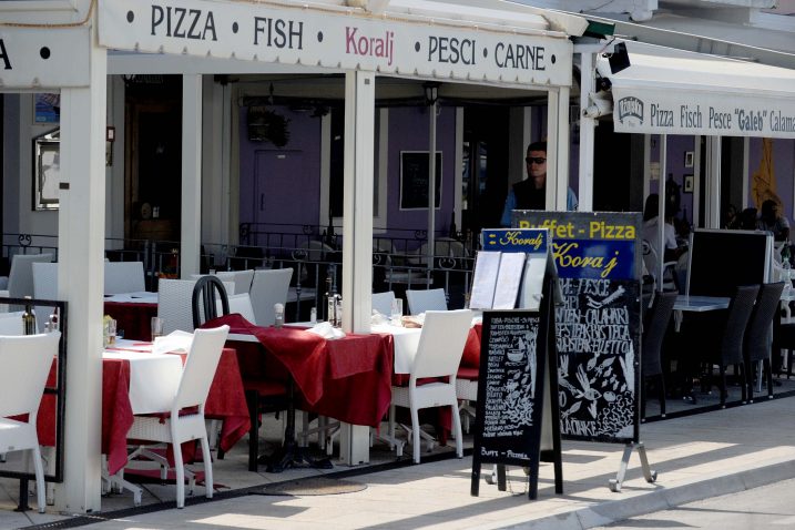 Simon Curi optužen je da je lani u kolovozu usmrtio svog brata Gjergja ispred restorana Koralj u središtu Malog Lošinja  / snimio V. KARUZA