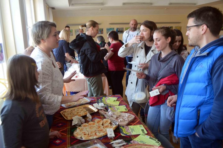 Prva tržnica zdrave hrane u Ravnoj Gori – češnjak OPG-a Štrbac privukao pažnju posjetitelja / Foto Marinko KRMPOTIĆ